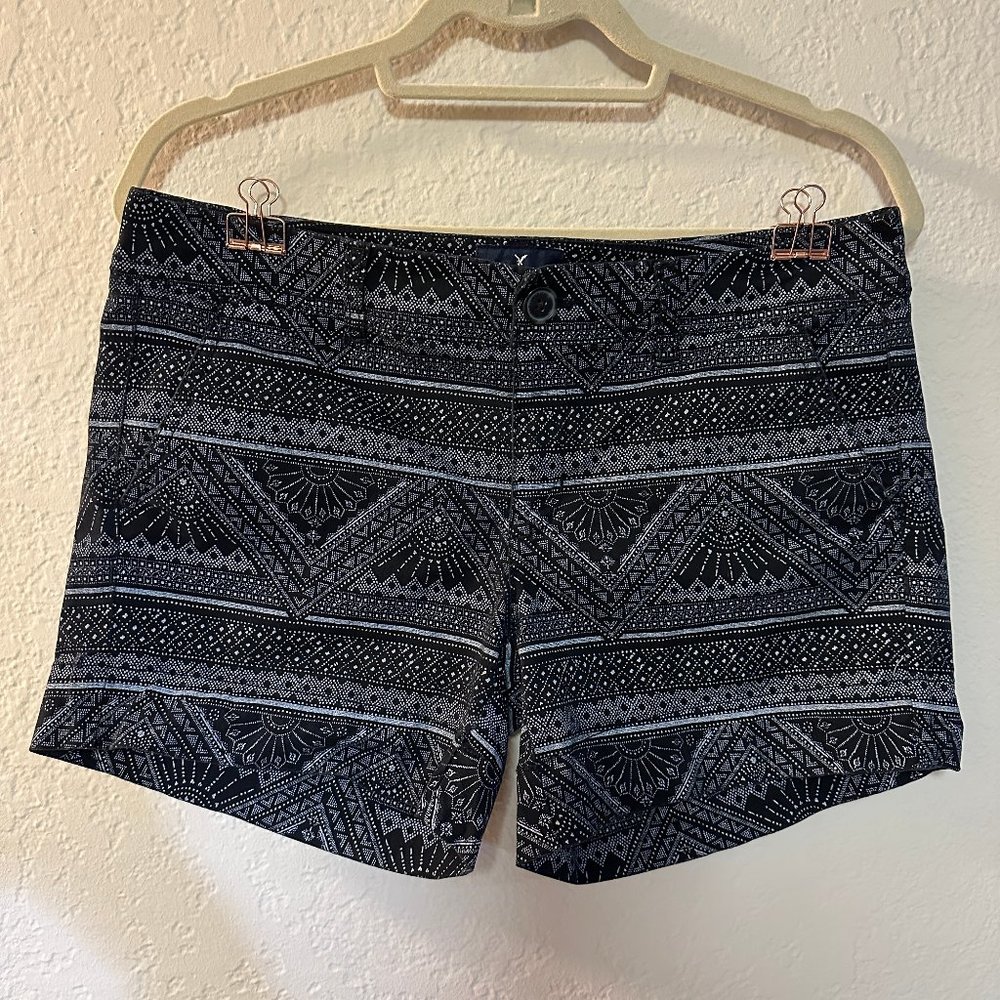 Like-New AE Aztec Pattern Black and White Cotton Shorts - US 8 Midi Rise